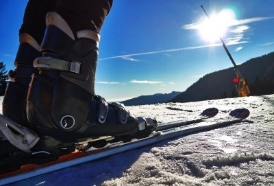 Pjäxor och skidor i backarna